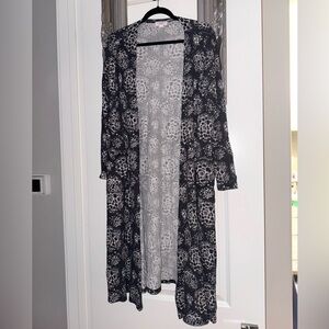 LuLaRoe βSarahβ Medium Black & White Floral Patterned Long Cardigan w/ Pockets!